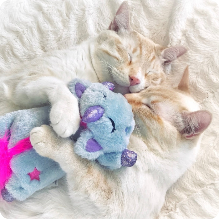 Gatos acurrucados durmiendo con peluche calmante de Unicornio Catstages