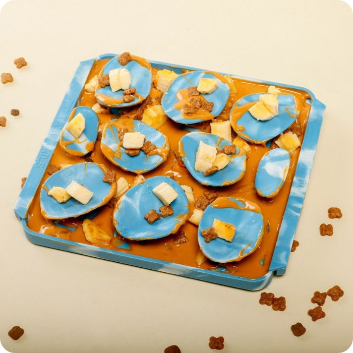 Si tienes poco tiempo para dedicar al enriquecimiento ambiental de tu perro, las Foraging mat de Tall Tails vienen a ofrecerte un gran salvavidas: simplemente vierte un poco de mantequilla de maní en la base (o cualquier untable) y rocíale por encima un poco de fruta picada o alimento seco: Diversión garantizada !