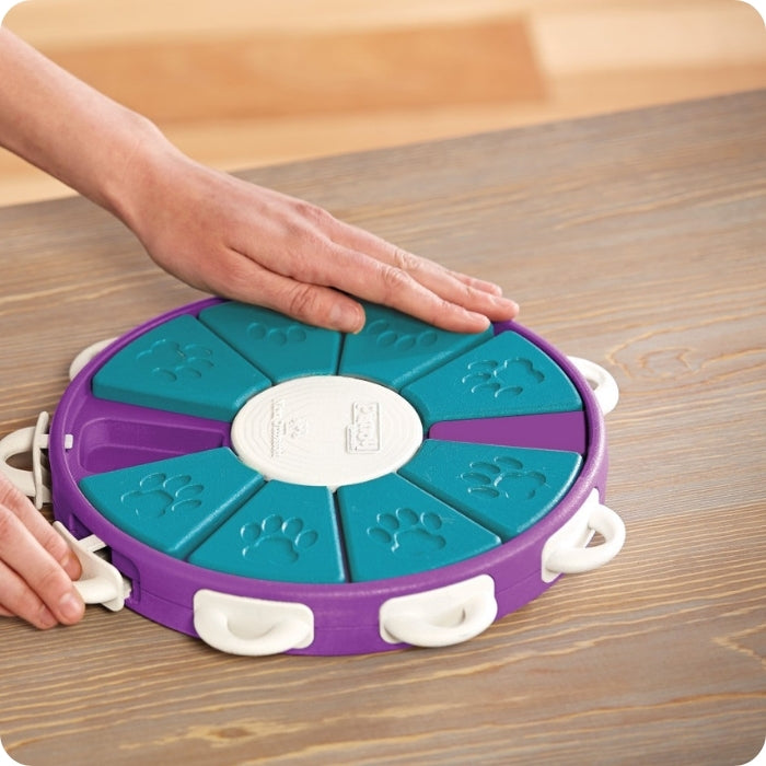 Puzzle nivel 3 Dog Twister Nina Ottosson para perros. Comienza el juego con los cajones abiertos para que tu perro aprenda las mecánicas de a una.