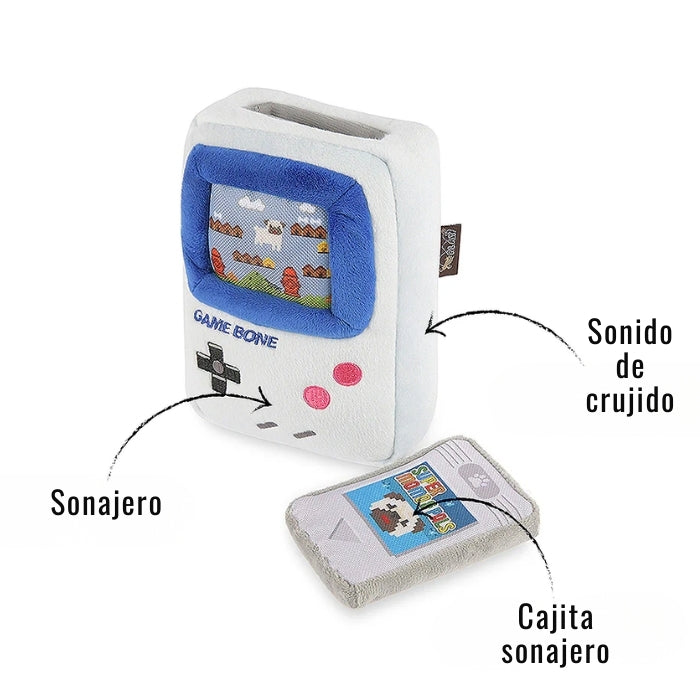 Game Bone peluche sensorial para perros de P.L.A.Y tiene sonido de crujido y un sonajero chirriante, además el juguete extra tiene una cajita con sonajero chirriante también.