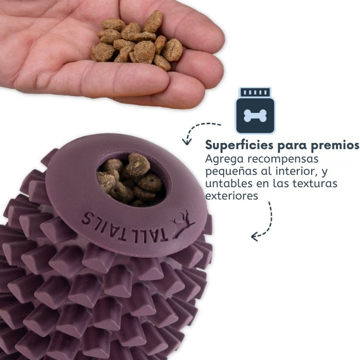 Juguete rellenable para perros con distintas superficies y texturas para premios secos y untables. Tall Tails modelo Piña
