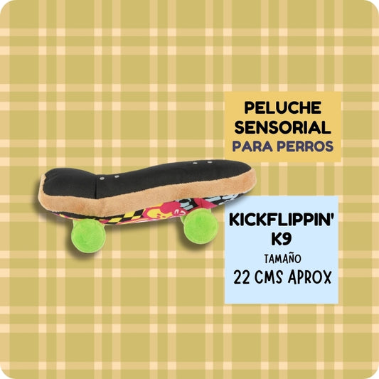 Peluche sensorial para perros Kickflippin K9 de P.L.A.Y