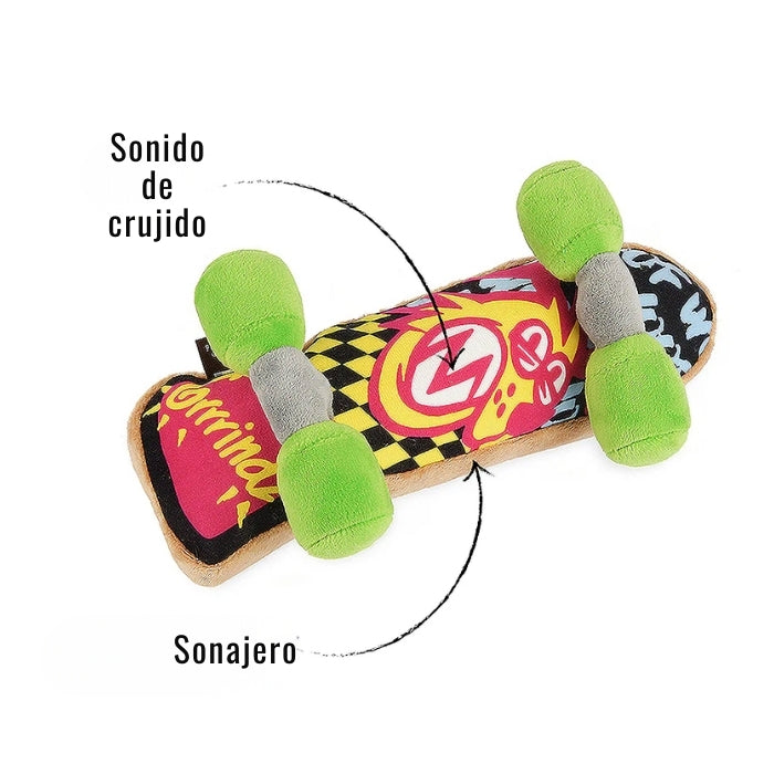 Peluche sensorial para perros Kickflippin K9 de P.L.A.Y con sonidos de crujido y sonajero interiores.