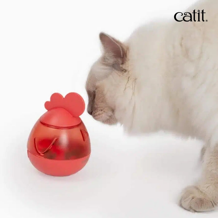 Gato adulto jugando con juguete cognitivo para gatos nivel 1 Catit PIXI dispensador de golosinas
