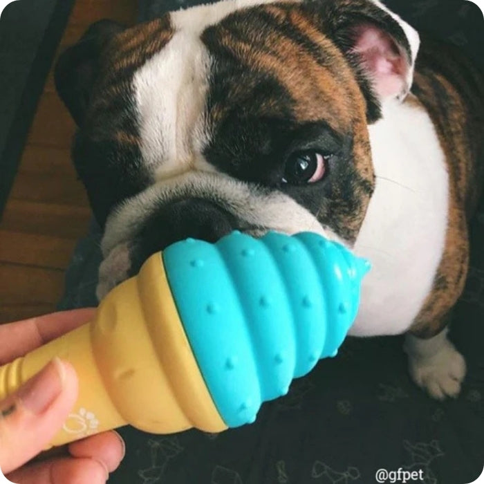 Perro refrescándose con Ice cone de GF Pet