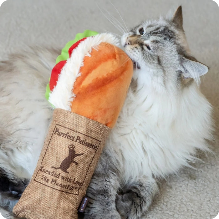 Gato mordiendo peluche sensorial Tuna Baguette